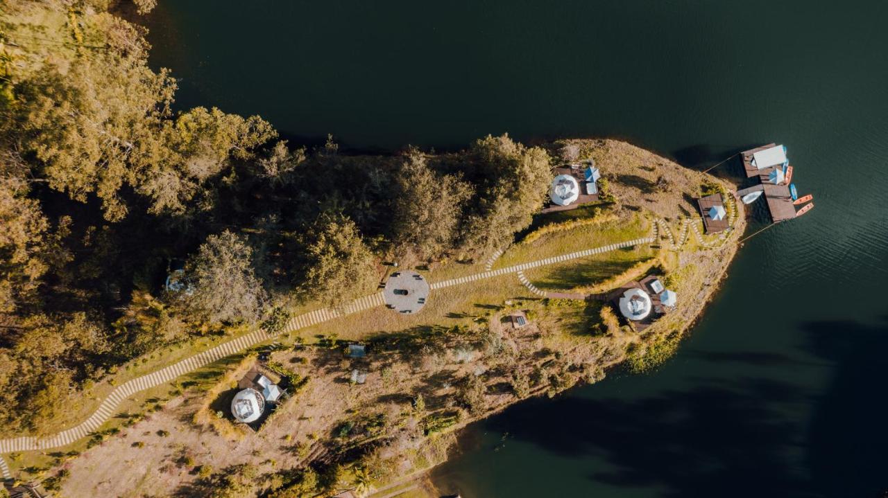 ホテル Domus Glamping Guatapé エクステリア 写真