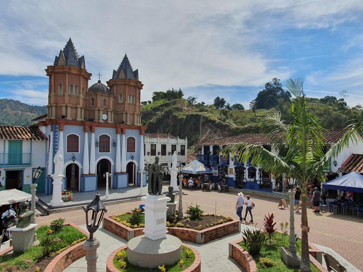ホテル Domus Glamping Guatapé エクステリア 写真